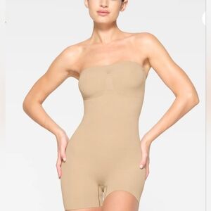 SKIMS Med NWOT $70 SEAMLESS SCULPT (removable) STRAPLESS SHORTIE BODYSUIT